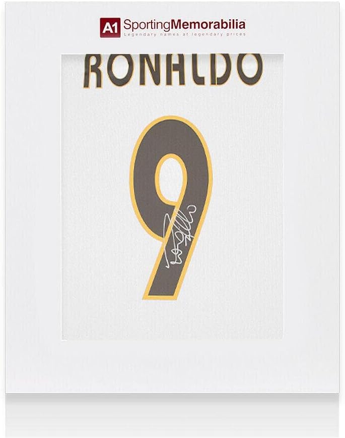 Ronaldo Aláírt A Real Madrid Póló - 2020-21, Szám 9 - Díszdobozban Autogram - Dedikált Foci Mezek