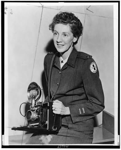HistoricalFindings Fotó: Toni Frissell,Amerikai Vöröskereszt Egyenruhában,Kezében Kamera,1942,Fotós